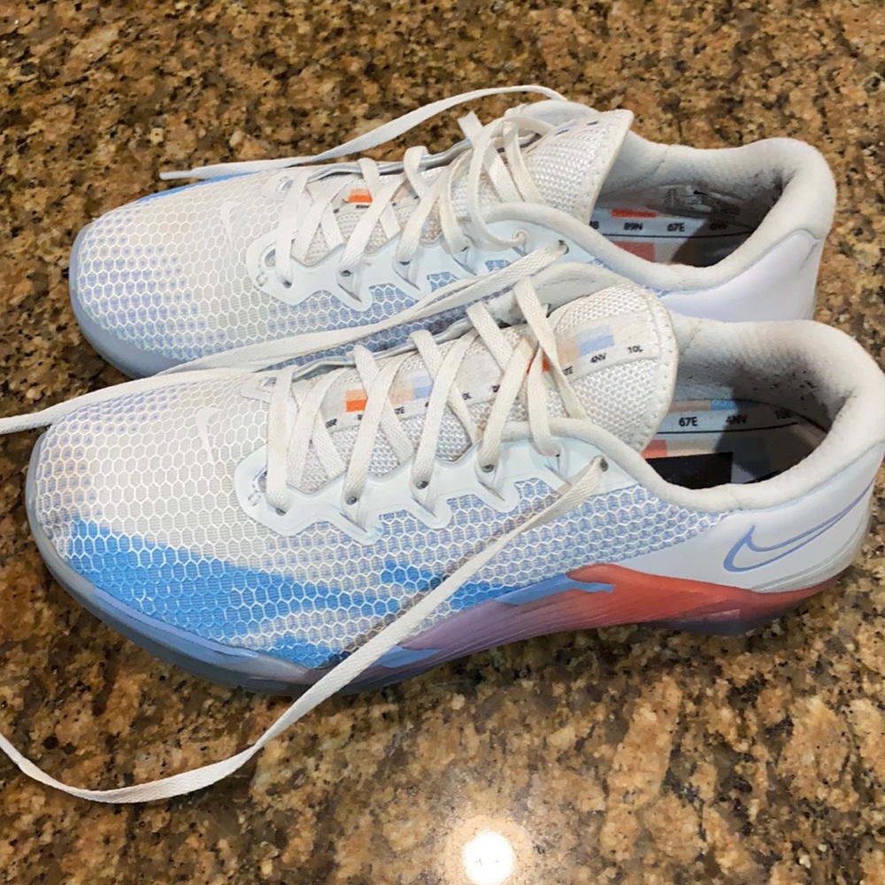 Nike Metcon 5 women’s size 9.5 / hard to find color / very good condition